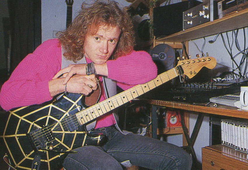 Kai Hansen em estúdio com sua guitarra de teia dourada